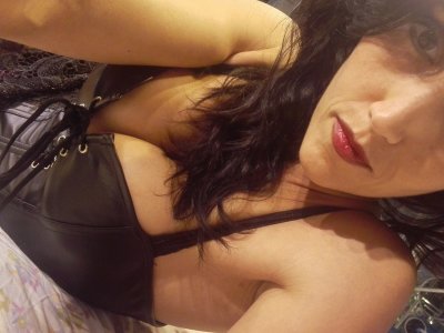 Miss-sexy-Cleo naked stripping on cam for live sex video chat