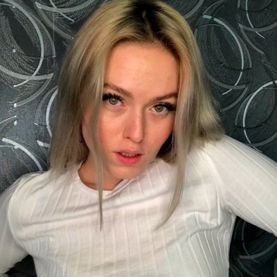 MolieWiliams naked stripping on cam for live sex video chat