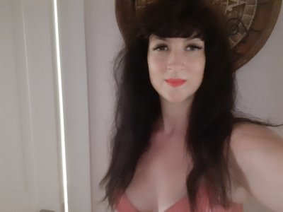 MonnaAhLisaa naked stripping on cam for live sex video chat