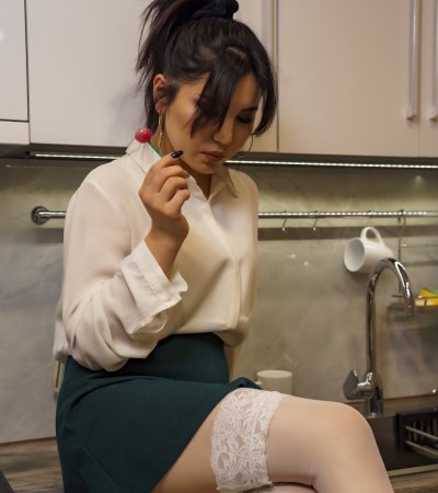 MunaLiin naked stripping on cam for live sex video chat