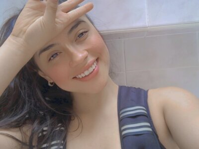 Mylittledevil25 naked stripping on cam for live sex video chat
