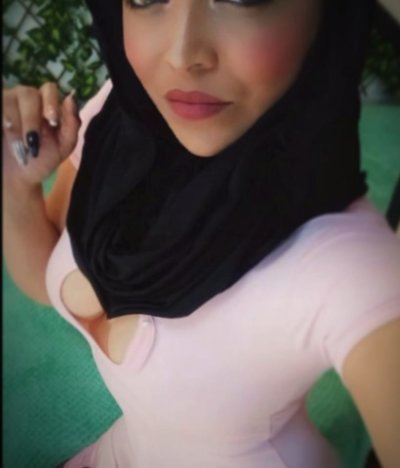 nadia_abaud_ naked stripping on cam for live sex video chat