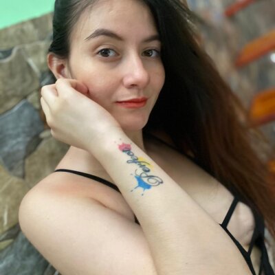 NaomiWet naked stripping on cam for live sex video chat