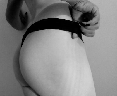 nicoll_milf naked stripping on cam for live sex video chat