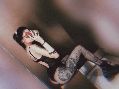 Oksi_kitty naked stripping on cam for live sex video chat