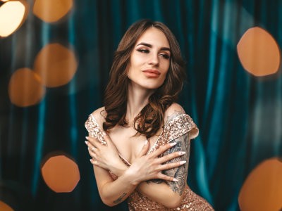 ParadiseMia naked stripping on cam for live sex video chat