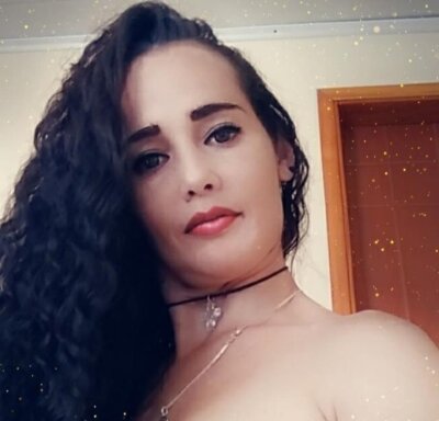 _Perla_mia_ naked stripping on cam for live sex video chat
