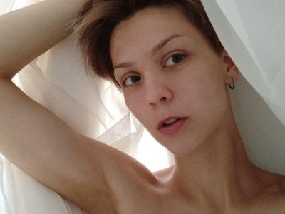 Prekrasno naked stripping on cam for live sex video chat