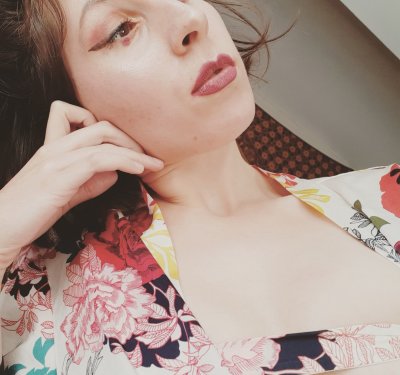 Queen-jullietta naked stripping on cam for live sex video chat