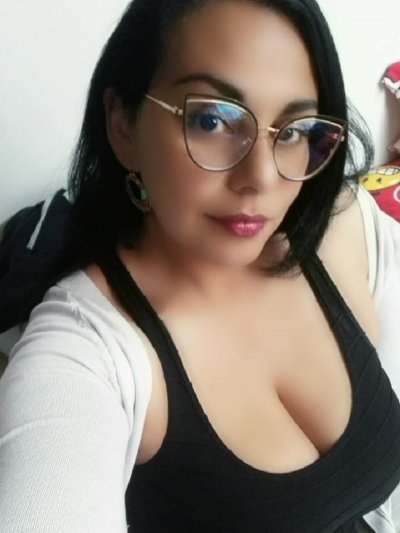 Randa_Moans naked stripping on cam for live sex video chat