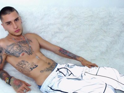 Raymon_Jhonson naked stripping on cam for live sex video chat