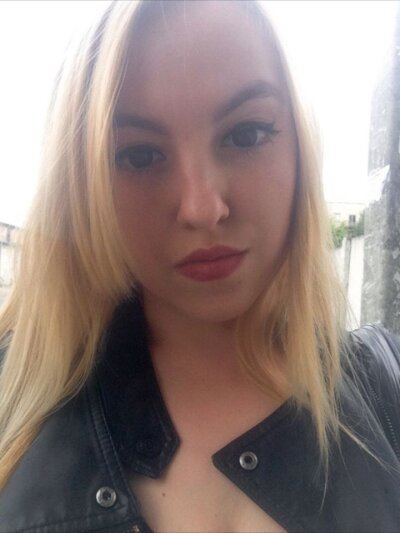 Riiese naked stripping on cam for live sex video chat