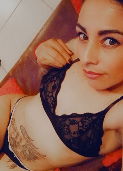 Roxanne_Red_ naked stripping on cam for live sex video chat