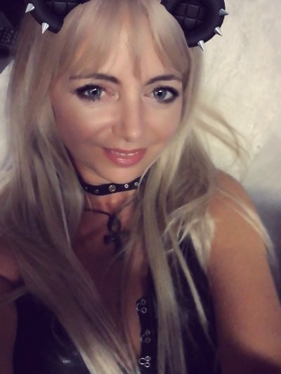 RoxanneBlond naked stripping on cam for live sex video chat