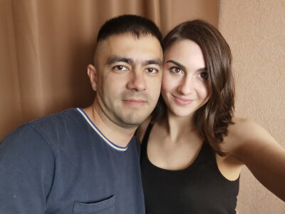 RoxnnaRobert naked stripping on cam for live sex video chat