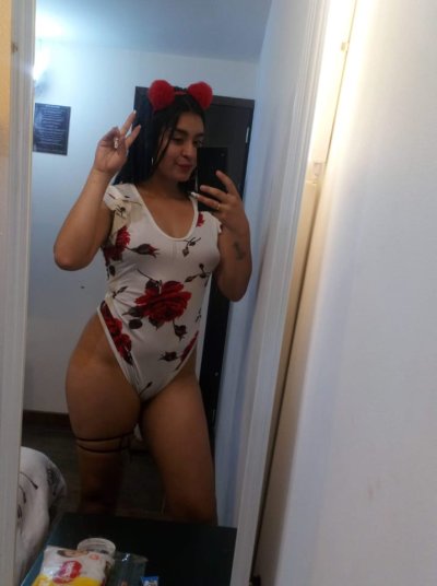 SalomeSweet18 naked stripping on cam for live sex video chat