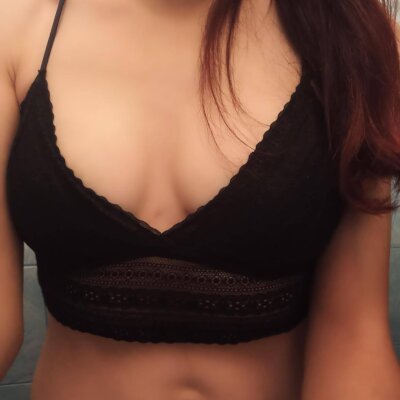 SandraQn naked stripping on cam for live sex video chat