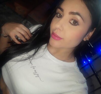 Sara_Luv23 naked stripping on cam for live sex video chat