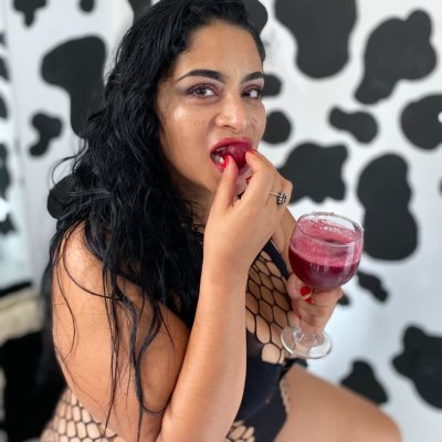 SarahRibeiro naked stripping on cam for live sex video chat