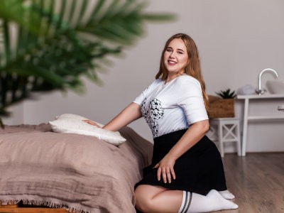 SarahSwone naked stripping on cam for live sex video chat