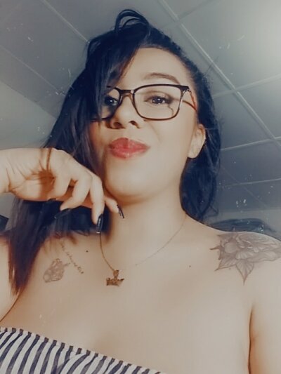 Sexy-Queen naked stripping on cam for live sex video chat
