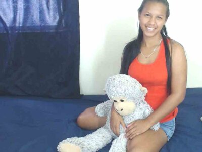 sharomdiva naked stripping on cam for live sex video chat