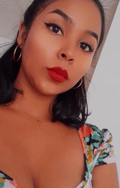 siarajones_ naked stripping on cam for live sex video chat