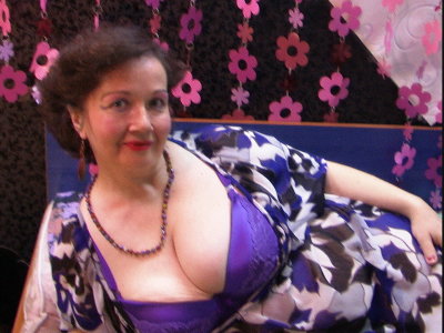 SingleMILF naked stripping on cam for live sex video chat
