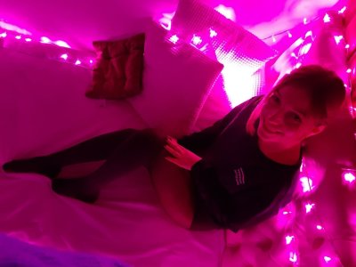 Slim-Doll naked stripping on cam for live sex video chat
