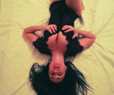 SofiaFerrari naked stripping on cam for live sex video chat