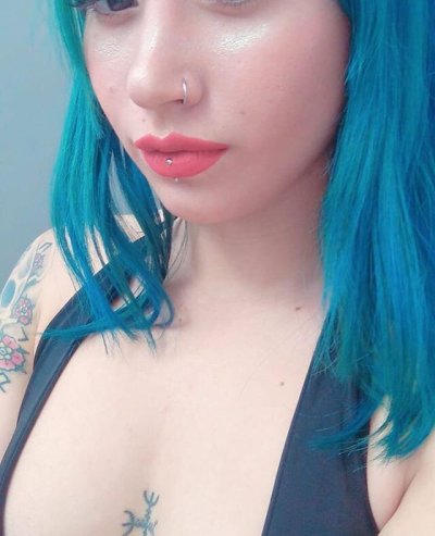 SolemPettie naked stripping on cam for live sex video chat