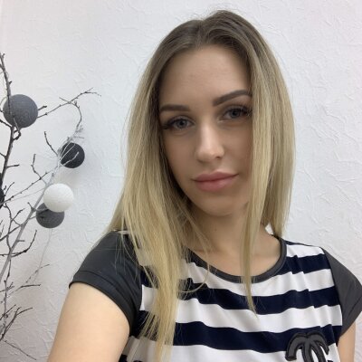 StellaGrander naked stripping on cam for live sex video chat