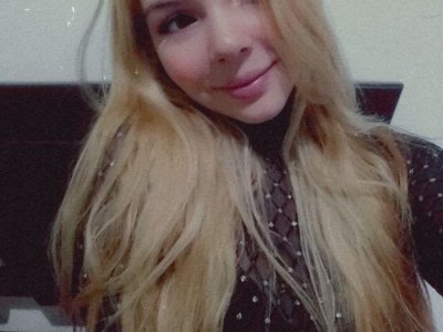 SukiWaterhouse naked stripping on cam for live sex video chat
