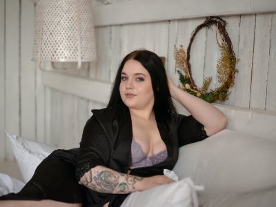 SummerTina naked stripping on cam for live sex video chat