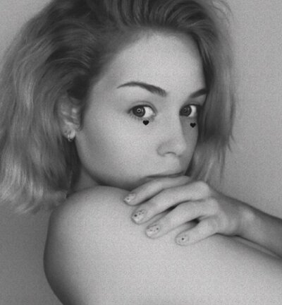 SweetCobra naked stripping on cam for live sex video chat
