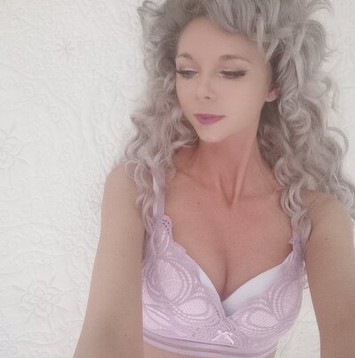sweettyspicy naked stripping on cam for live sex video chat