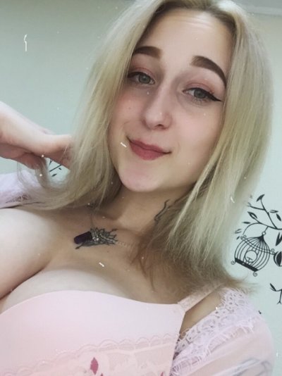SweetyBerryX naked stripping on cam for live sex video chat