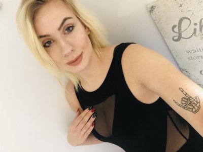 TatiaLove naked stripping on cam for live sex video chat