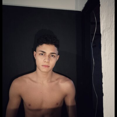 taylor_black naked stripping on cam for live sex video chat