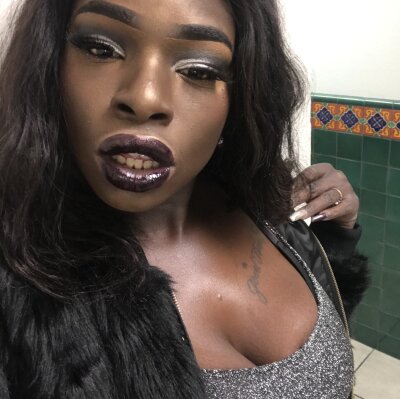 therealminnahmac naked stripping on cam for live sex video chat