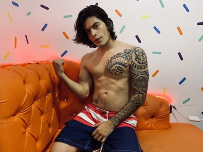 thomas_steel naked stripping on cam for live sex video chat
