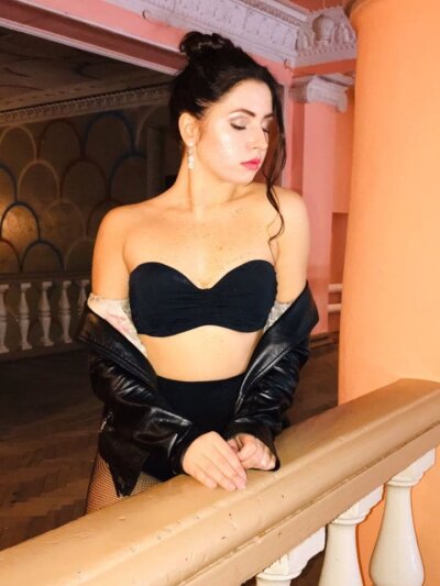 TrisNight naked stripping on cam for live sex video chat
