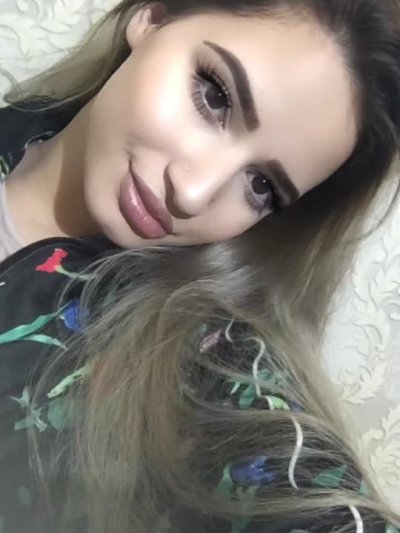 Trixiequeen naked stripping on cam for live sex video chat