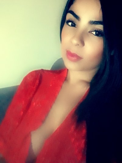 vannesaa17 naked stripping on cam for live sex video chat