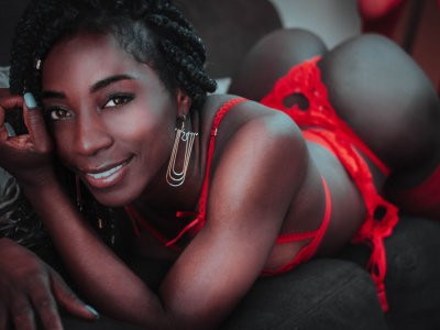 VenusBSBQ naked stripping on cam for live sex video chat