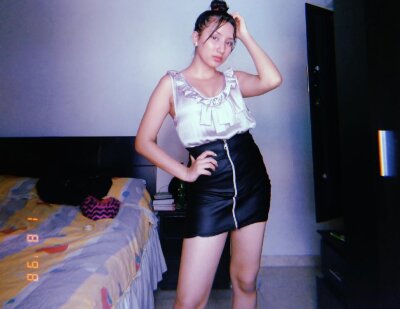 VictoriaClaurel naked stripping on cam for live sex video chat