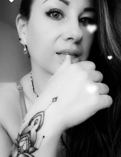 ViickySexy naked stripping on cam for live sex video chat