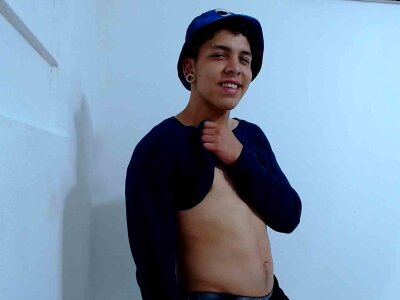 Xvideofx naked stripping on cam for live sex video chat