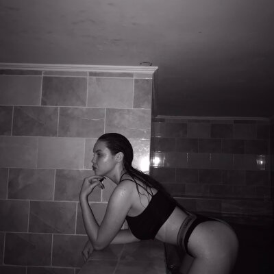 xxx_alice naked stripping on cam for live sex video chat