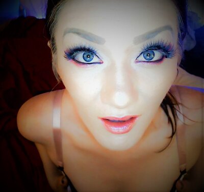 XXXBambiKushXXX naked stripping on cam for live sex video chat